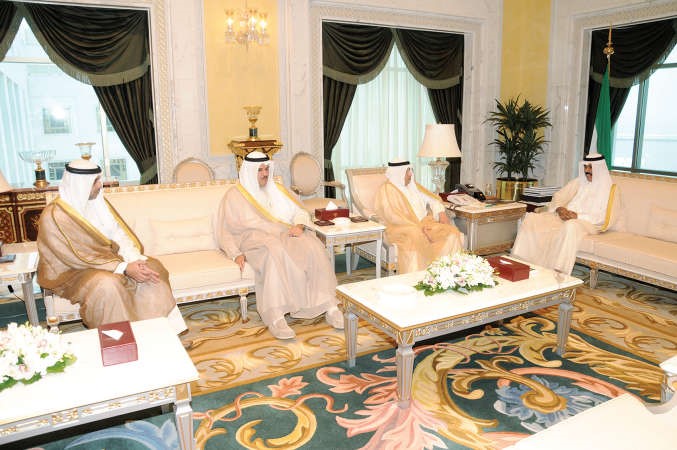 سمو نائب الامير وولي العهد الشيخ نواف الاحمد مستقبلا الشيخ خالد الجراح والشيخ سلمان الحمود والشيخ محمد العبدالله