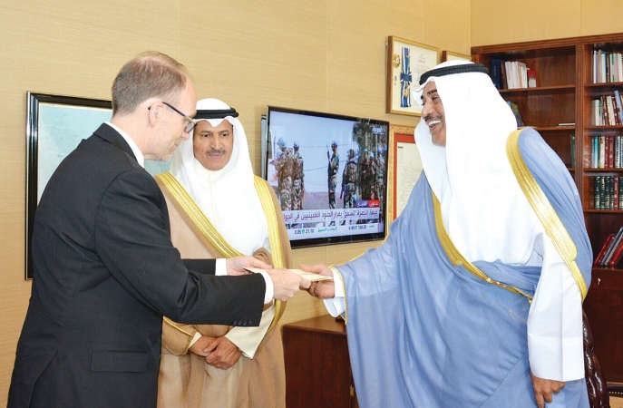 الشيخ صباح الخالد متسلما اوراق السفير الاميركي الجديد دوغلاس الين سيليمان