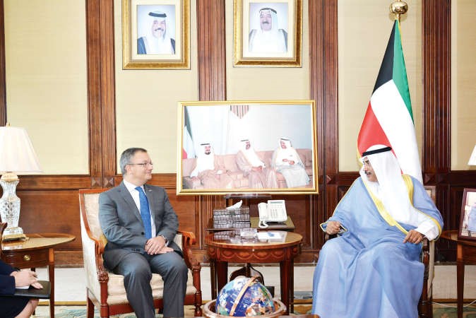 الشيخ صباح الخالد مستقبلا السفير ماثيو جيمس لودج