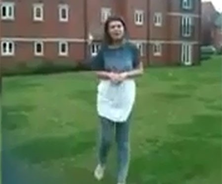 بالفيديو.. خلعت فكّها في تحدي "دلو الثلج"