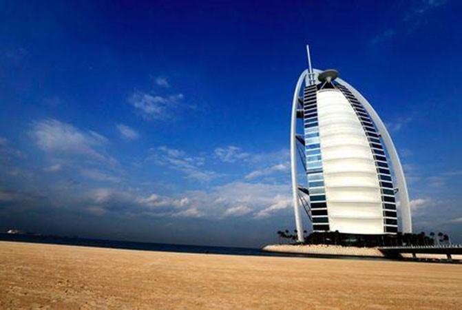 فندق "برج العرب" يقدم عرضًا خاصًا بمناسبة مرور 15 عامًا على إنشائه 