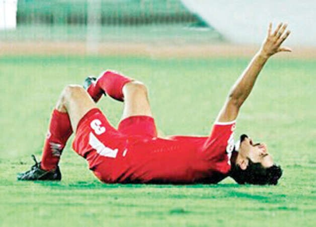 لاعب نادي الفحيحيل نواف زياد الذي تعرض لكسر مضاعف في الساق