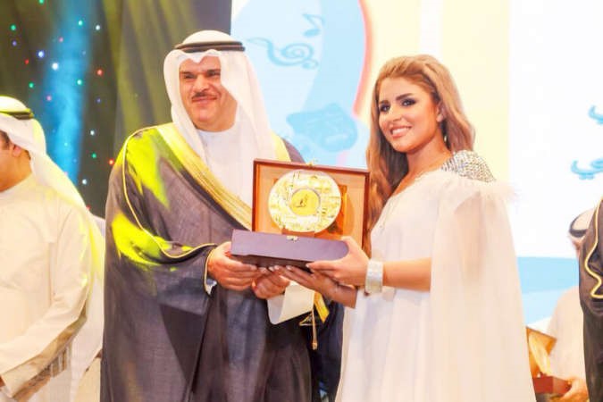 شيماء مكرمة من وزير الاعلام الشيخ سلمان الحمود في افتتاح مهرجان صيفي ثقافي 9﻿