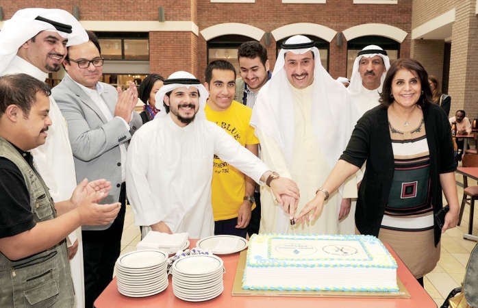 الشيخ فيصل الحمود يشارك في قطع كيكة الحفل