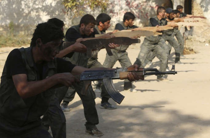 معارضون سوريون خلال عرض عسكري في الغوطة	 رويترز﻿