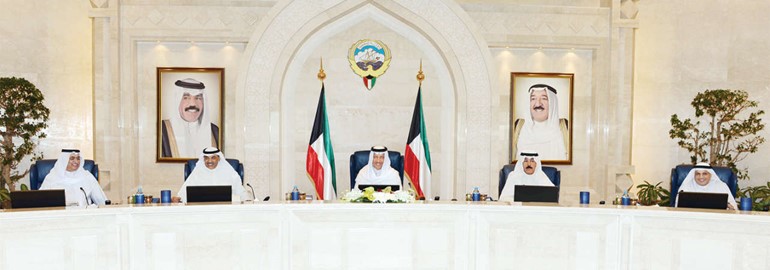 سمو رئيس مجلس الوزراء الشيخ جابر المبارك مترئسا جلسة امس بحضور الشيخ صباح الخالد والشيخ محمد الخالد والشيخ خالد الجراح ود عبدالمحسن المدعج