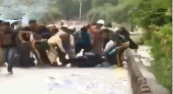 بالفيديو.. شرطي باكستاني وقع بأيدي محتجين.. شاهد ماذا حدث له؟