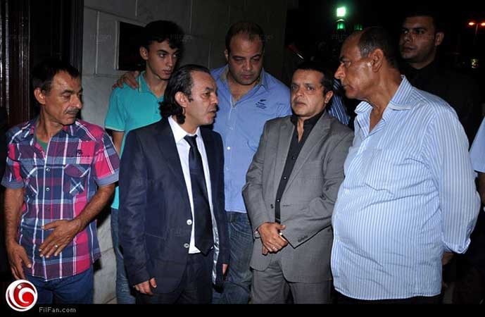 صورة: محمد هنيدي وأحمد بدير وآخرون يواسون علاء مرسي في وفاة والدته