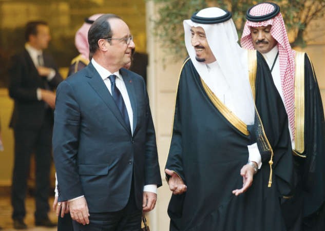 صاحب السمو الملكي الامير سلمان بن عبد العزيز ولي العهد نائب رئيس مجلس الوزراء وزير الدفاع السعودي خلال استقبال الرئيس الفرنسي فرنسوا هولاند له قبيل عشاء العمل في قصر الاليزيه امس الاولاپ 
