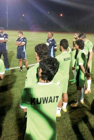 لاعبو الازرق قبل انطلاق التدريبات﻿