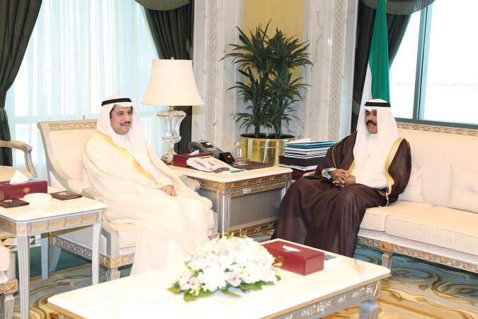 سمو نائب الامير مستقبلا السفير عزام الصباح﻿