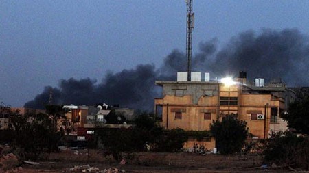 بالفيديو.. لحظة سقوط مروع لطائرة حربية ليبية ومقتل قائدها و 4 أطفال