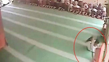 بالفيديو.. فتى يستغل خشوع المصلين للسطو على المسجد