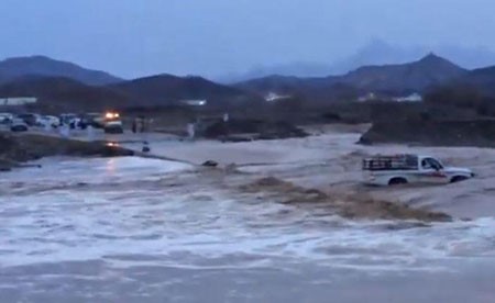 بالفيديو والصور.. سيول تحتجز شابين داخل مركبتهما وتتسبب بوفاة طفل وفقدان آخر في السعودية