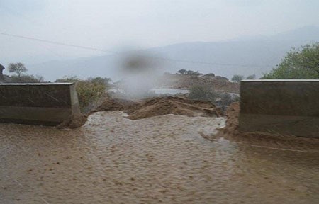 بالفيديو والصور.. سيول تحتجز شابين داخل مركبتهما وتتسبب بوفاة طفل وفقدان آخر في السعودية