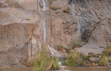 بالفيديو والصور.. سيول تحتجز شابين داخل مركبتهما وتتسبب بوفاة طفل وفقدان آخر في السعودية