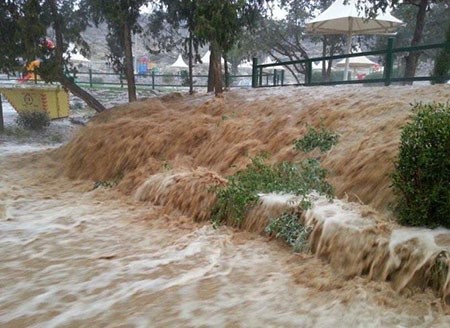 بالفيديو والصور.. سيول تحتجز شابين داخل مركبتهما وتتسبب بوفاة طفل وفقدان آخر في السعودية