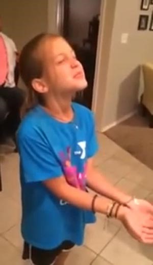 بالفيديو .. هل ثمة أروع من رسم ابتسامة على وجه طفل؟
