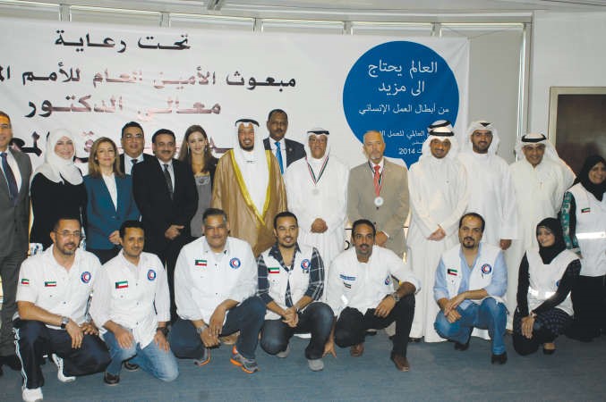 دعبدالله المعتوق ودمبشر شيخ يتوسطان اعضاء جمعية الهلال الاحمر وعددا من المكرمين خلال الاحتفال 