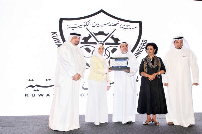 ودرع تكريمية لجمعية المهندسين