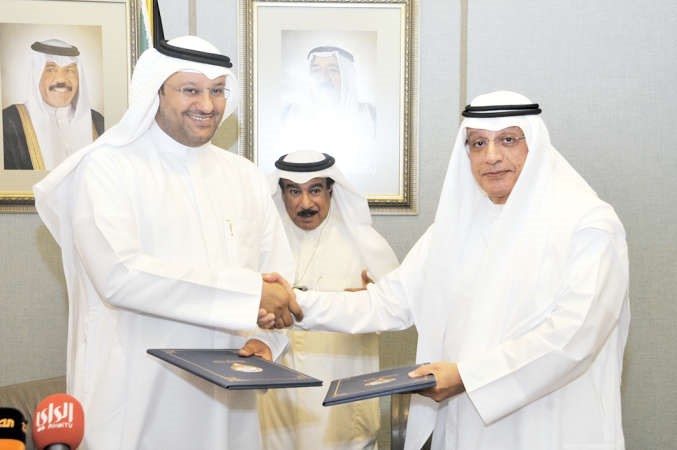 وزير الصحة دعلي العبيدي اثناء تبادل العقود بعد توقيعهامحمد هاشم﻿
