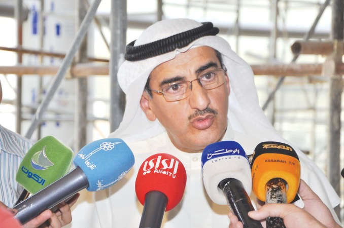 الوزير الابراهيم متحدثا الى الصحافيين﻿