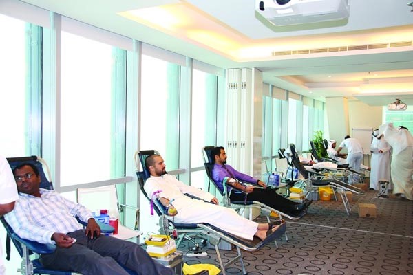 موظفو «VIVA» يتبرعون بالدم