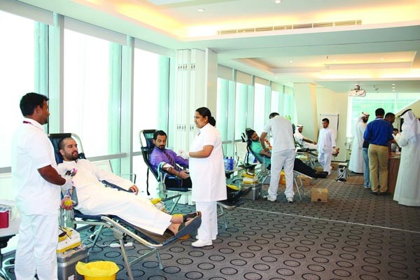موظفو «VIVA» يتبرعون بالدم