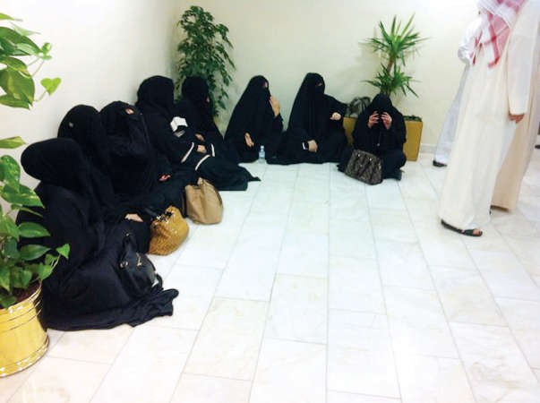 عدد من المعتصمات يفترشن الارض بانتظار حل مشكلتهن ﻿