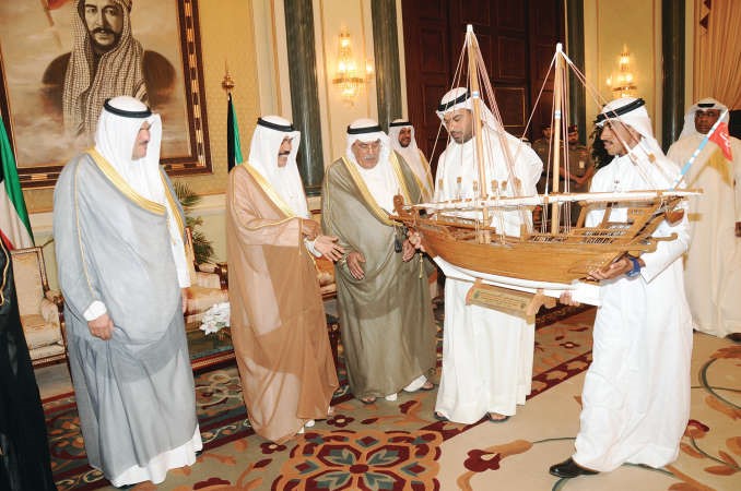 سمو نائب الامير يتسلم بوما هدية من شباب رحلة الغوص