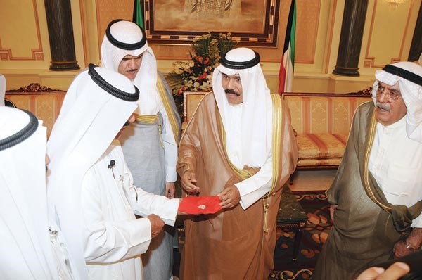 سمو نائب الامير وولي العهد الشيخ نواف الاحمد يتسلم حصيلة رحلة الغوص