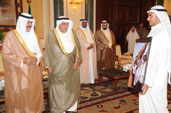 سمو نائب الامير وولي العهد الشيخ نواف الاحمد مستعرضا صورة تذكارية لاحدى مراحل الرحلة
