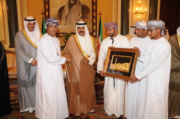 هدية لسمو نائب الامير وولي العهد الشيخ نواف الاحمد من رئيس وفد سلطنة عمان المشارك في رحلة الغوص