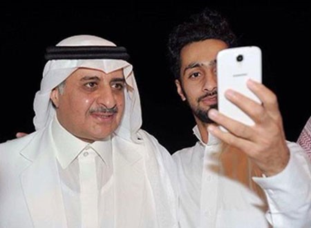 بالصور.. سيلفي شبابي مع أمير تبوك.. وسيلفي الملك محمد السادس تجذب الملايين