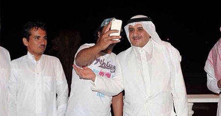 بالصور.. سيلفي شبابي مع أمير تبوك.. وسيلفي الملك محمد السادس تجذب الملايين