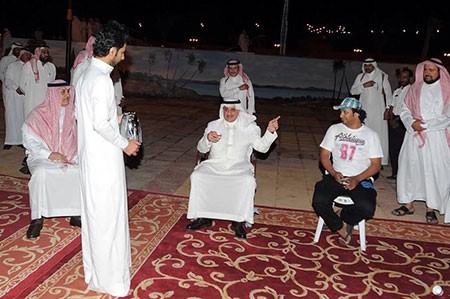 بالصور.. سيلفي شبابي مع أمير تبوك.. وسيلفي الملك محمد السادس تجذب الملايين