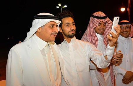 بالصور.. سيلفي شبابي مع أمير تبوك.. وسيلفي الملك محمد السادس تجذب الملايين