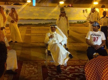 بالصور.. سيلفي شبابي مع أمير تبوك.. وسيلفي الملك محمد السادس تجذب الملايين