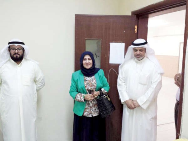 فاطمة الكندري خلال جولة على اختبارات الدور الثاني بثانوية عروة بن الزبير ﻿