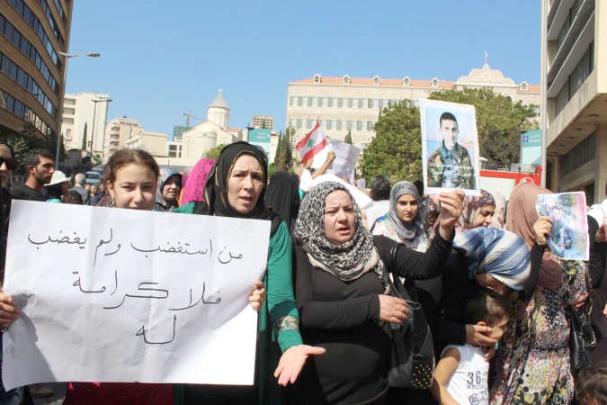 اهالي العسكريين المخطوفين خلال اعتصامهم امام السراي الحكومي امسمحمود الطويل﻿