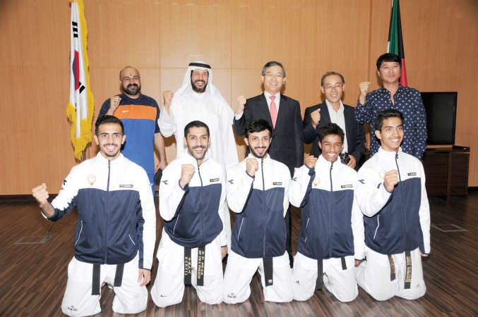 السفير الكوري وفايز الديحاني مع وفد التايكوندو في السفارة الكورية 	انور الكندري﻿