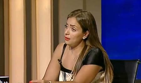 بالفيديو.. ريم البارودي تدافع عن صورتها المزعومة بالمايوه في شواطئ لبنان: طز فيكم واشربوا البحر