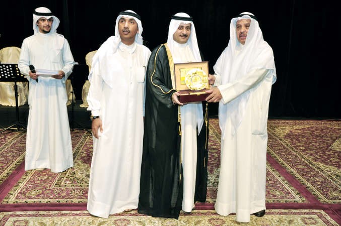الامين العام المساعد لقطاع الثقافة دبدر الدويش يكرم مدير الفرقة احمد القطامي﻿