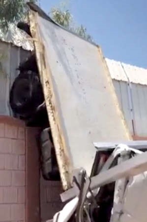 الشاحنة كما التصقت بالجدار