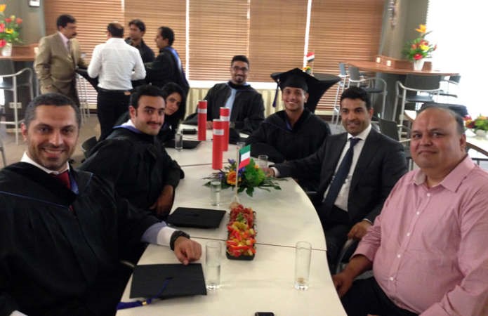 المستشار علي الذايدي مع الطلبة الخريجين﻿