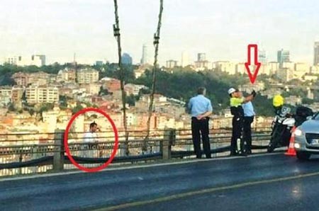 الصورة اللاأخلاقية... «مهووس بالسيلفي» يلتقط صورة لنفسه مع رجل ينتحر