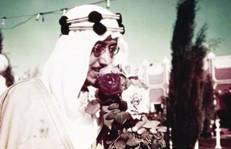 الملك سعود وهو يستنشق باقة من ورود حديقة القصر الملكي