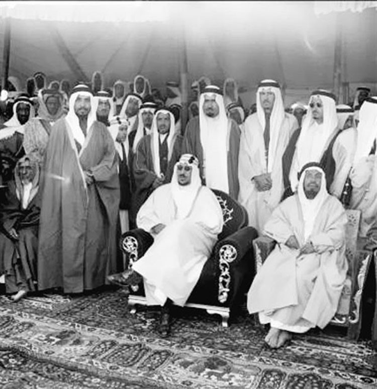 الملك سعود داخل خيمة بدوية نصبت في الصحراء