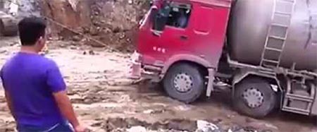 بالفيديو.. شاحنة تسقط من مرتفع أثناء عودتها للخلف