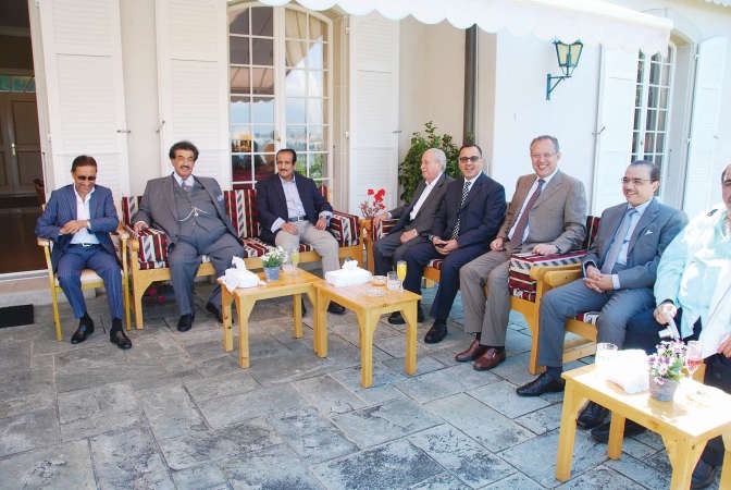 سمو الشيخ ناصر المحمديتوسط الدعيج وحسن ابل والسفير جمال الغنيم وشريف بركات والسفير بدر التنيب وعبدالله النفيسي
